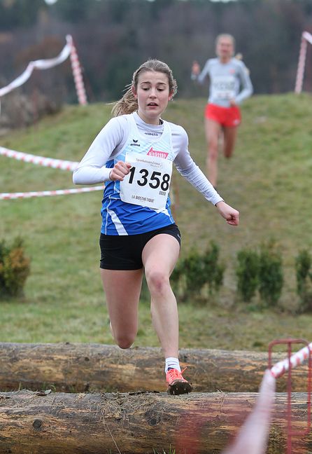 Kim Bödi stürzt, rappelt sich auf, kämpft sich durchs Feld und wird in ihrere Klasse zweitschnellste Deutsche.Bild: Görlitz/A