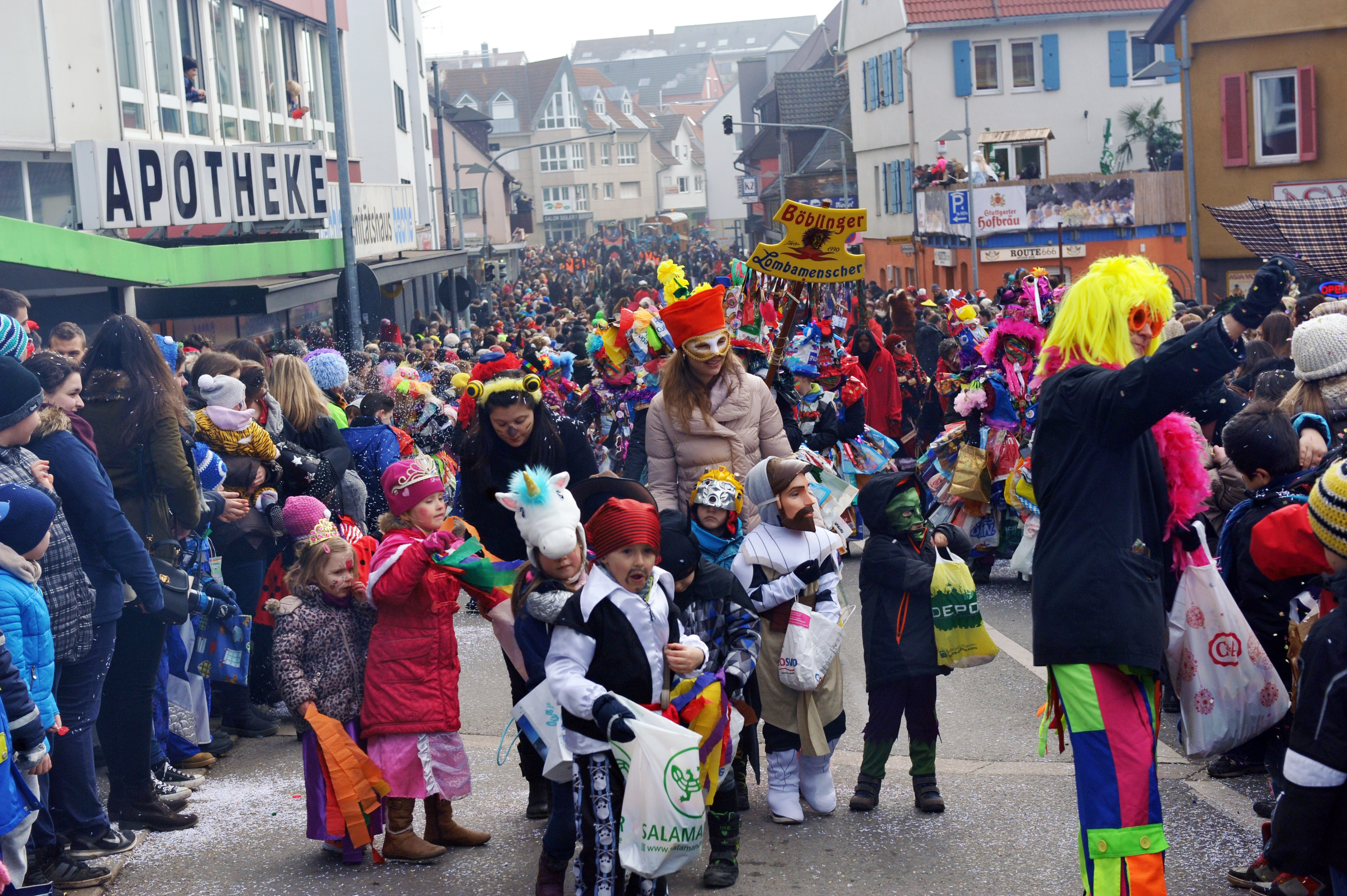 Fröhliches Narrentreiben in den Böblinger Innenstadt.         Bild: Stampe