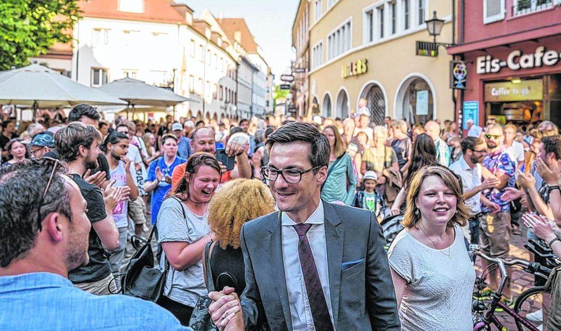 Martin Horn zieht nach seinem Sieg bei der Oberbürgermeisterwahl in Freiburg durch die Straßen seiner neuen Heimat. Letzte Woche räumte der 33-jährige Europa-Koordinator seinen Schreibtisch in Sindelfingen. Bild: Fionn Große