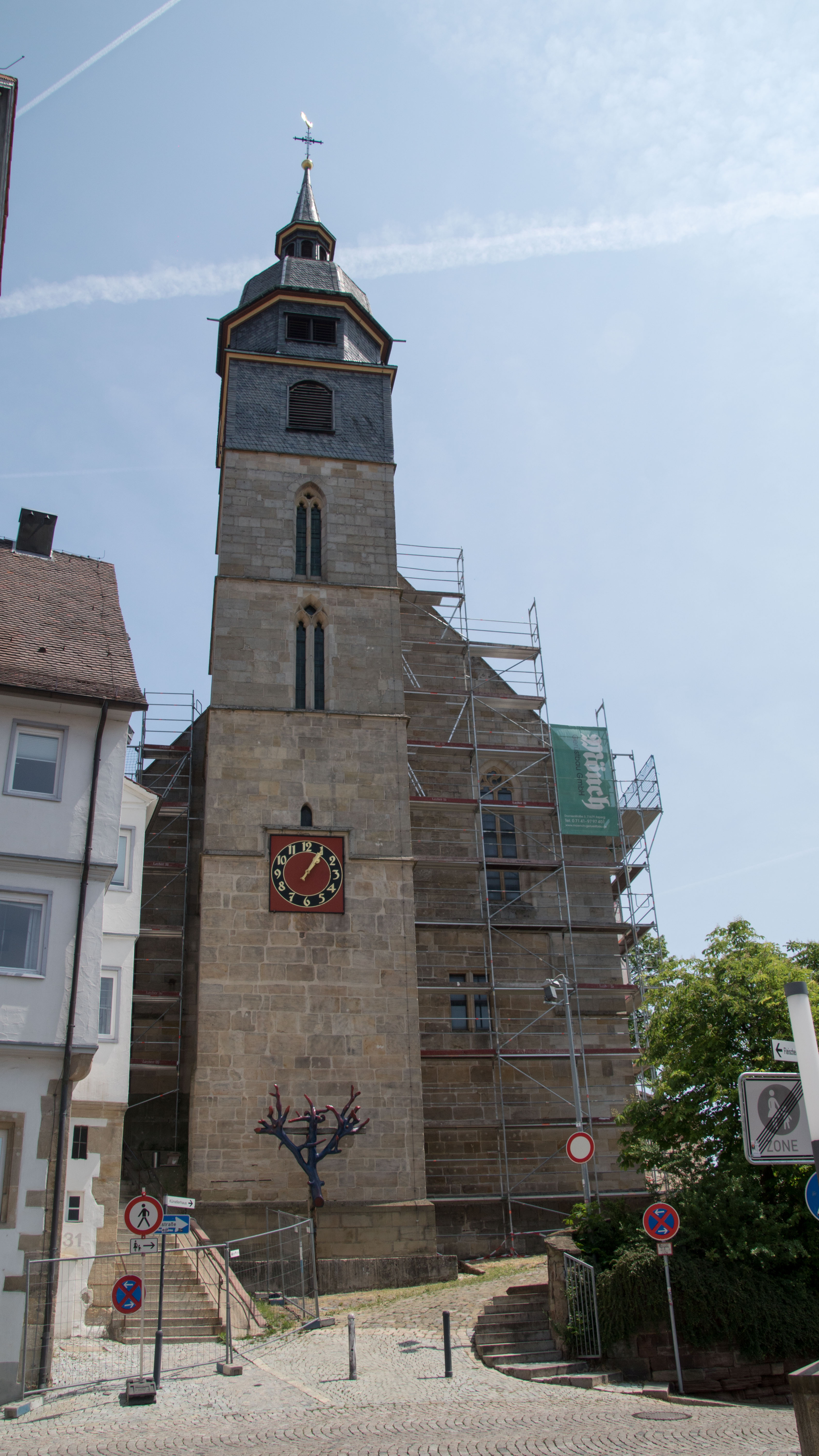 Das Dach der Böblinger Stadtkirche wird derzeit saniert.