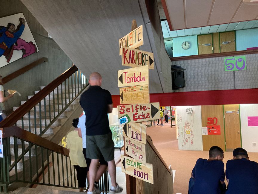Die Wegweiser führten zu den zahlreichen Attraktion beim großen Fest der Realschule Goldberg. Bild: Greck