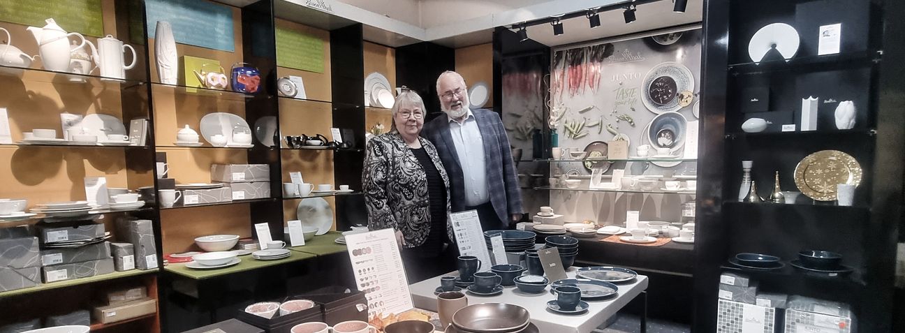 Ingrid und Claus-Dieter Stauss haben zwar noch immer Spaß an ihrer Arbeit im Laden. Doch mit Rücksicht auf ihr Alter und angesichts der Tatsache, dass es keinen Nachfolger gibt, hat sich das Ehepaar jetzt dazu durchgerungen, zum Jahreswechsel aufzuhören und den Ruhestand anzutreten.    Bild: Hamann