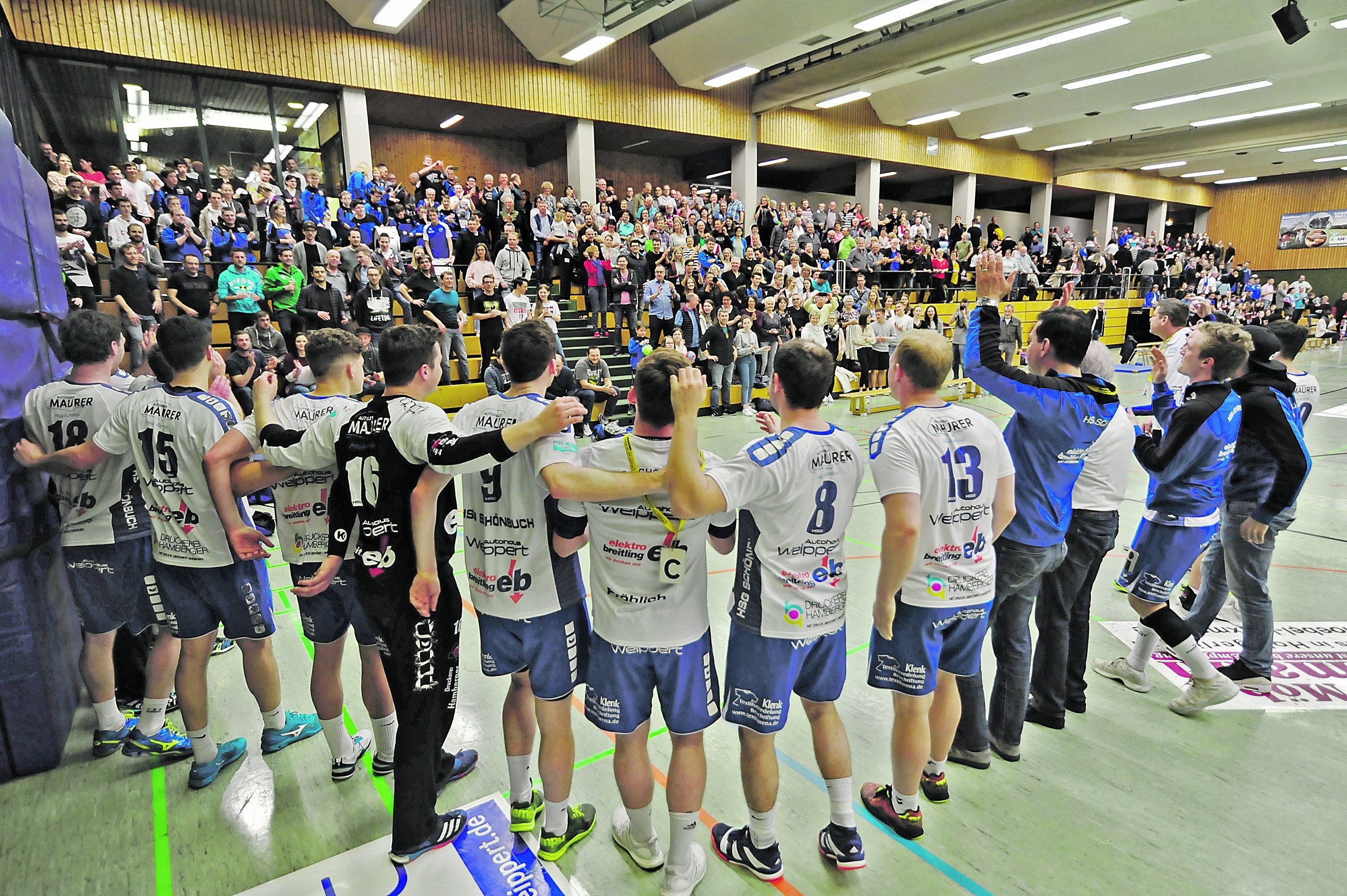 Die Spieler der HSG Schönbuch feiern mit ihren Fans in der heimischen Schönbuchsporthalle den bereits zweiten Derbyerfolg gegen die HSG Böblingen/Sindelfingen in dieser Saison. Das Team von Holger Breitenbacher steht dadurch kurz vor dem Klassenerhalt in der Württemberg-Liga. Bild: automotorart