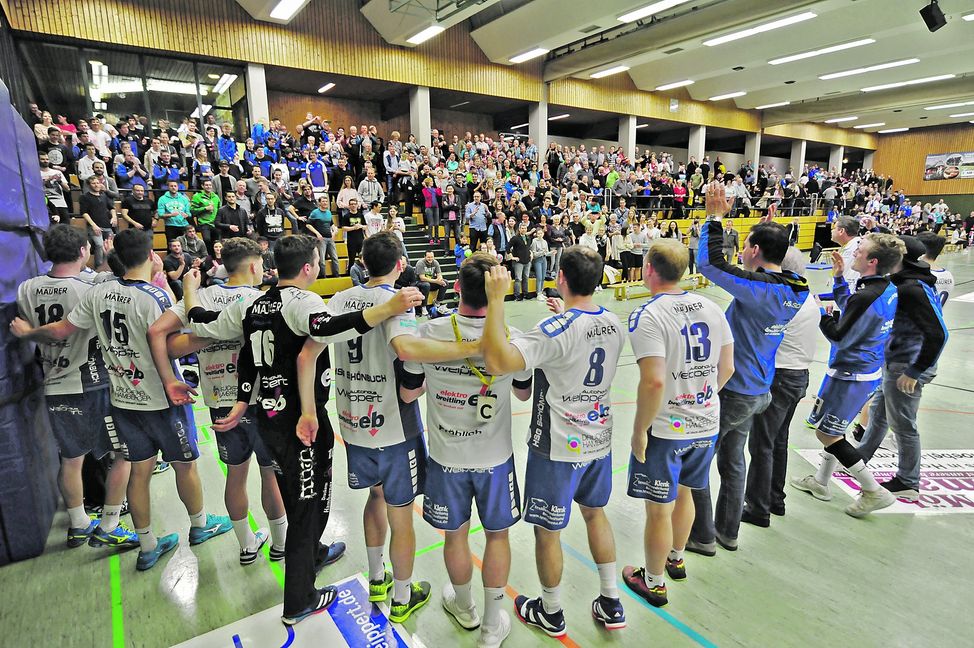 Die Spieler der HSG Schönbuch feiern mit ihren Fans in der heimischen Schönbuchsporthalle den bereits zweiten Derbyerfolg gegen die HSG Böblingen/Sindelfingen in dieser Saison. Das Team von Holger Breitenbacher steht dadurch kurz vor dem Klassenerhalt in der Württemberg-Liga. Bild: automotorart
