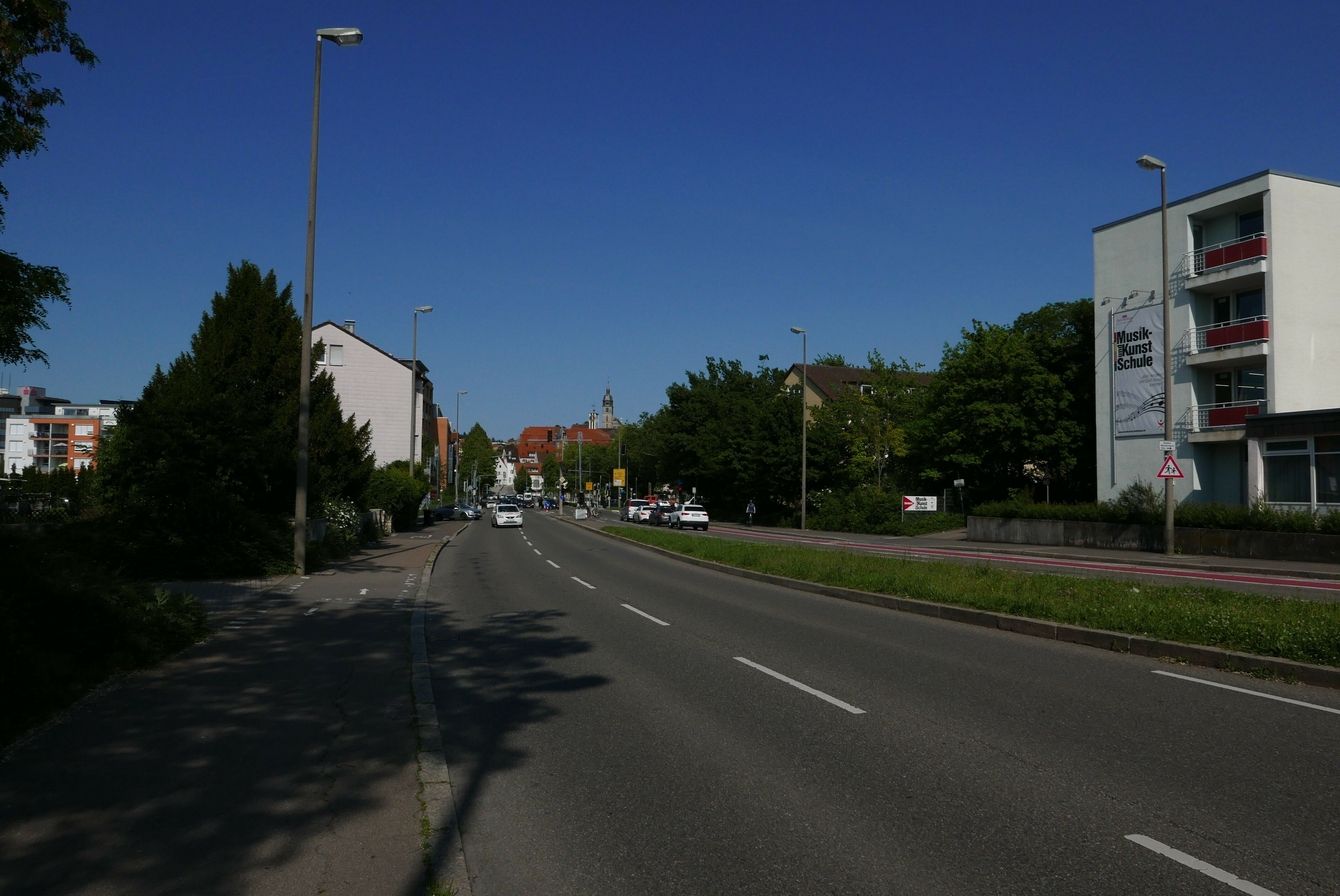 Noch rollt der Verkehr: Ab Freitag müssen sich vor allem die Autofahrer auf Staus und Umwege einrichten. Bild: Jung