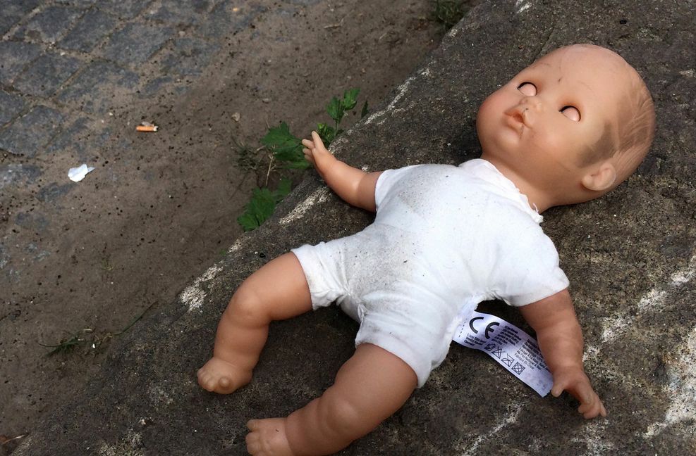 Jahrelang wurden zwei Kinder von ihren Eltern misshandelt. Am Amtsgericht Reutlingen wurde über den Fall verhandelt. Foto: dpa/Daniel Bockwoldt