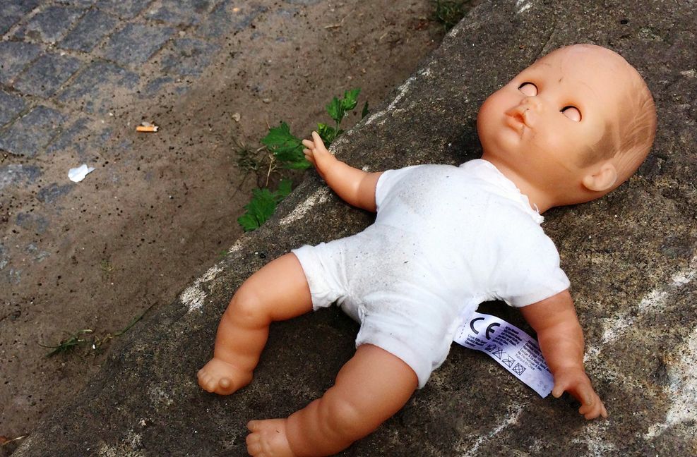 Jahrelang wurden zwei Kinder von ihren Eltern misshandelt. Am Amtsgericht Reutlingen wurde über den Fall verhandelt. Foto: dpa/Daniel Bockwoldt