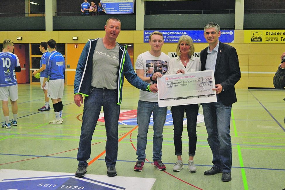 Scheckübergabe vor dem Derby: Vorstand Ralf Wittke (Spvgg Holzgerlingen), Kassier Florian Kunz, Vorstand Jutta Appelrath (BC Waldhaus) und Holzgerlingens Bürgermeister Ioannis Delakos (von links). Bild: Zvizdiç
