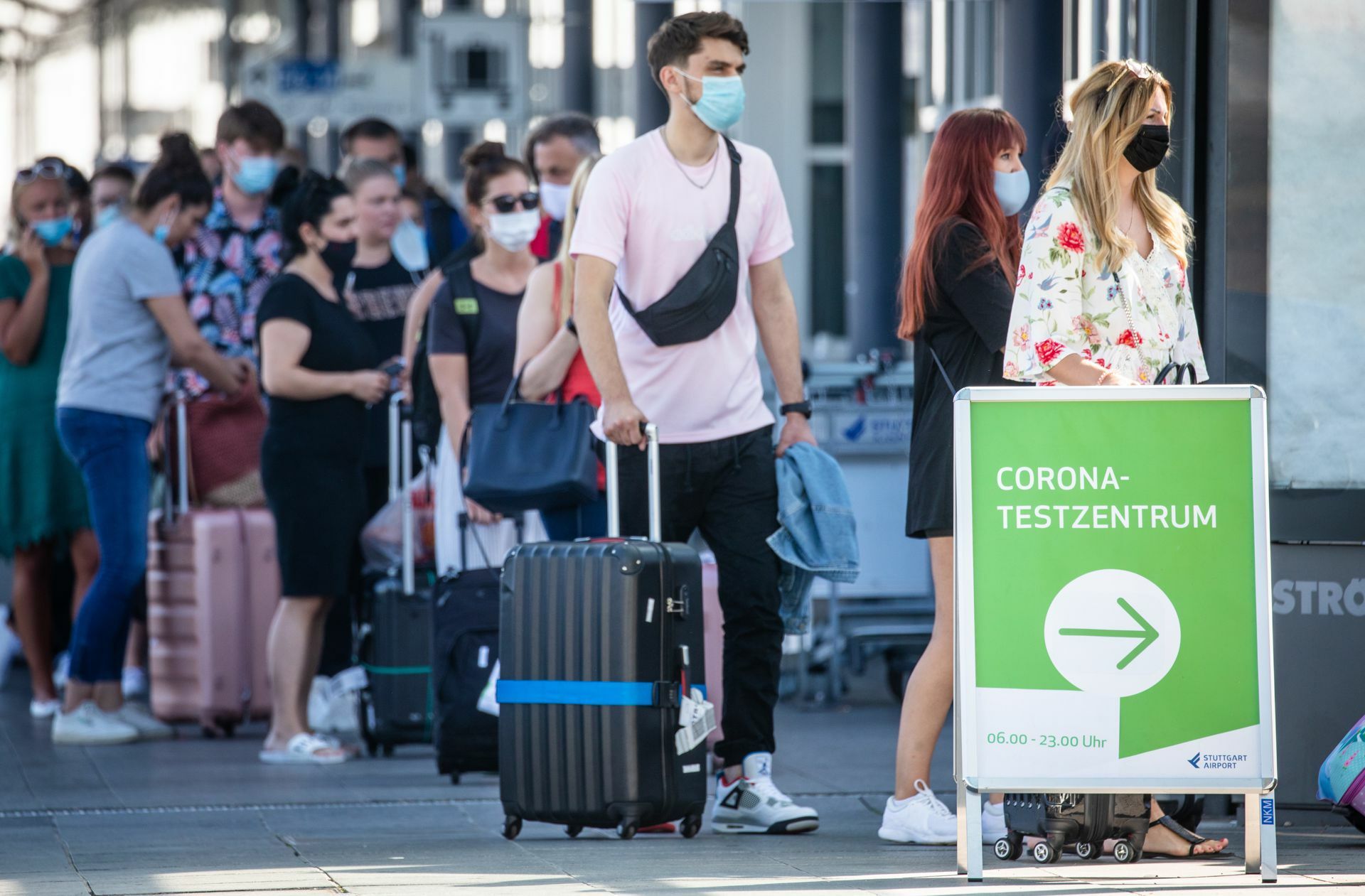 Wer in Corona-Zeiten verreisen will, muss sich über die unterschiedlichen nationalen Regelungen informieren. In Deutschland gilt zum Beispiel die Testpflicht für alle, die aus einem Risikogebiet zurückkommen.