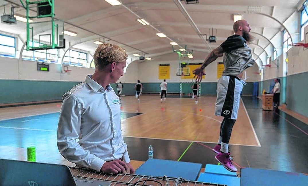 Biomechanik-Experte Tobias Riede analysiert während des Trainings die Leistungsfähigkeit von Spielmacher Tyler Laser. Bild: z
