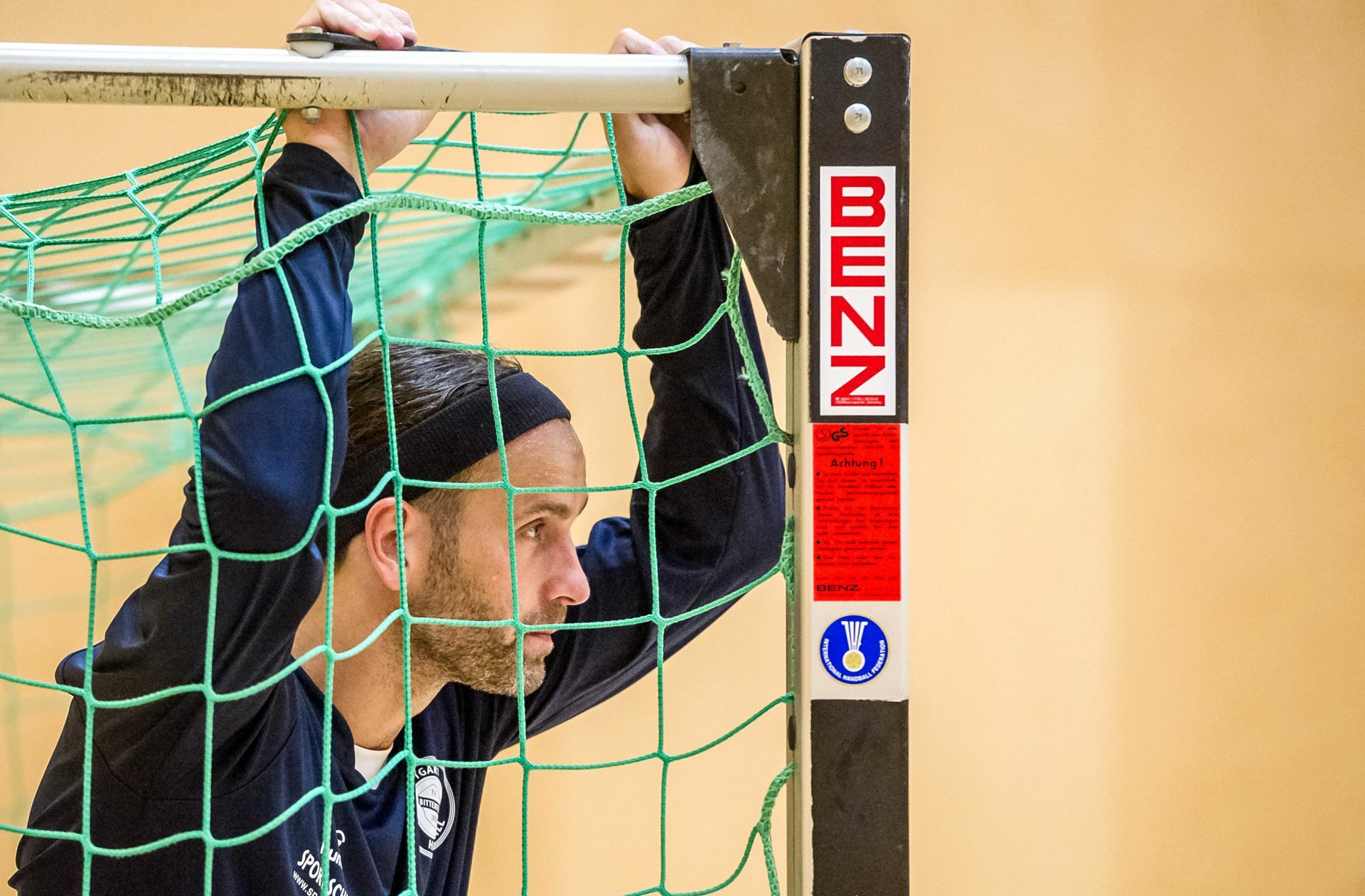 Silvio Heinevetter: Es gibt nicht viele Handballer, die nicht nur eingefleischten Fans der Sportart ein Begriff sind. Silvio Heinevetter gehört auf alle Fälle dazu. Offen, direkt, extrovertiert: dieser Vulkan im Tor ist zweifelsohne eine der auffälligsten Erscheinungen im deutschen Handball. Auch mit seiner Hilfe sind die Füchse Berlin zu einem Top-Club der Bundesliga geworden. Nach der Stippvisite bei der MT Melsungen zog es „Heine“ wieder in die Großstadt: In Stuttgart will er den TVB nach vorne bringen – mit der Erfahrung von 560 Bundesligaspielen und 204 Länderspieleinsätzen. Im Oktober wird er 38 Jahre alt. Ob er mit seinen bisweilen unglaublichen Reflexen, seinen unkonventionellen, teils akrobatischen Einlagen im Stil eines unerschrockenen Kung-Fu-Kämpfers die Angreifer immer noch zur Verzweiflung bringt, wird die Saison zeigen. Trainer Roi Sanchez ist sich sicher: „Silvio wird Stabilität in unser Tor bringen.“ Das ist letztendlich entscheidend, aber gegen einen  gestiegenen Glamourfaktor in der Porsche-Arena hat beim TVB auch keiner etwas einzuwenden.