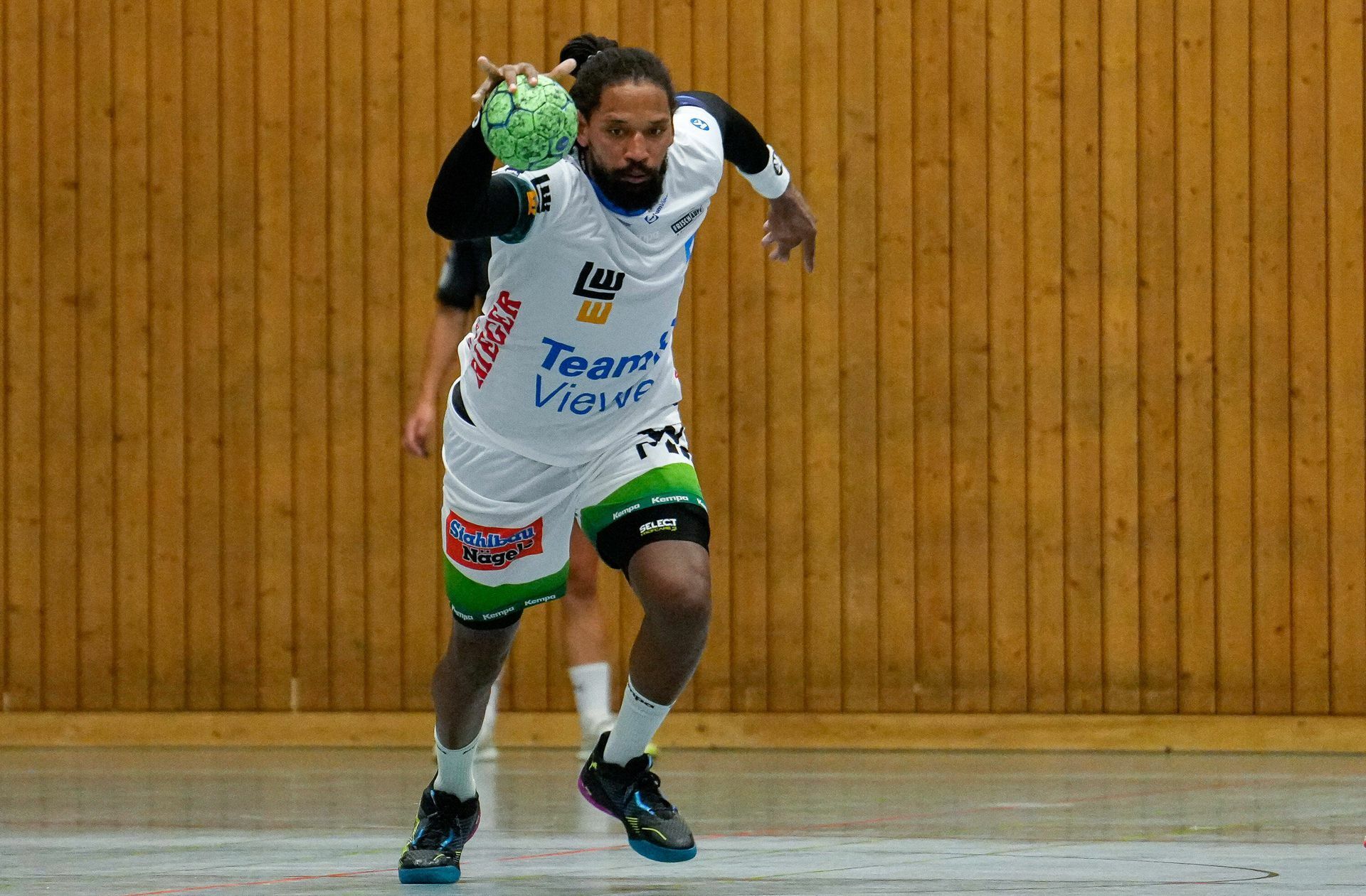 Gilberto Duarte: Wenn von einem kompletten Spieler die Rede ist, dann bedeutet dies die größte Auszeichnung, die man im Handball bekommen kann.  Weil ein kompletter Spieler einer  ist, der vorne mit Übersicht die Fäden zieht, seine Mitspieler gekonnt in Szene setzt  und selbst Tore wirft. Aber auch hinten in der Abwehr mit schnellen Beinen und Antizipationsfähigkeit seinen Mann steht,  und die Tempogenstöße mit einleitet.  Gilberto Duarte  (32) kommt diesem Idealbild ziemlich nahe.  Mit der Verpflichtung des portugiesischen  Nationalspielers  (114 Länderspiele) mit kapverdischen Wurzeln ist  Frisch Auf Göppingen eine spektakuläre Neuverpflichtung gelungen.  Dass der 1,96 Meter große Rechtshänder  als Ersatz für den am Kreuzband verletzten Sebastian Heymann geholt  werden konnte, war nur möglich  weil Vardar Skopje von der Europäischen Handball-Föderation (EHF) wegen finanzieller Verfehlungen  die Teilnahme an der Champions League untersagt wurde. Daraufhin löste der nordmazedonische Club den Vertrag mit seinem Neuzugang von Montpellier HB wieder auf. Zum Glück für Frisch Auf, das entschlossen zugriff.