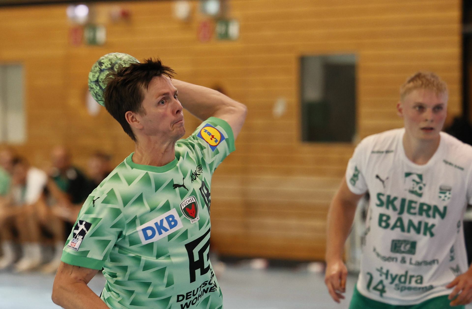 Hans Lindberg: Er sicherte sich in der vergangenen Saison mit 240 Treffern zum dritten Mal nach  2010 und 2013 die   Torjägerkrone. Mit 2759  Treffern seit seinem Bundesliga-Einstand 2007 in Hamburg rangiert Hans Lindberg auf Platz drei der ewigen Torjägerliste. Der „ewige Hans“ greift nach dem sagenhaften Rekord von Kyung-Shin Yoon (2905 Bundesligatore). Denn der begnadete Linkshänder geht auch in der kommenden Saison für die Füchse Berlin auf Torejagd – mit 41 Jahren. „Als Außen bekommst du aber auch nicht ganz so viele Schläge ab wie in der Mitte“, sagt der Däne ganz bescheiden. Auf dem Flügel war auch Stefan Kretzschmar zu Hause, doch der hörte mit 34 auf – und lobt als Füchse-Sportdirektor seinen größten Trumpf  geradezu überschwänglich: „Hans ist für mich ein Phänomen. Er ist unfassbar effektiv und eine unglaublich wichtige Persönlichkeit für unsere Mannschaft. Er ist wie ein guter Wein, ich habe das Gefühl, er wird jedes Jahr noch besser.“