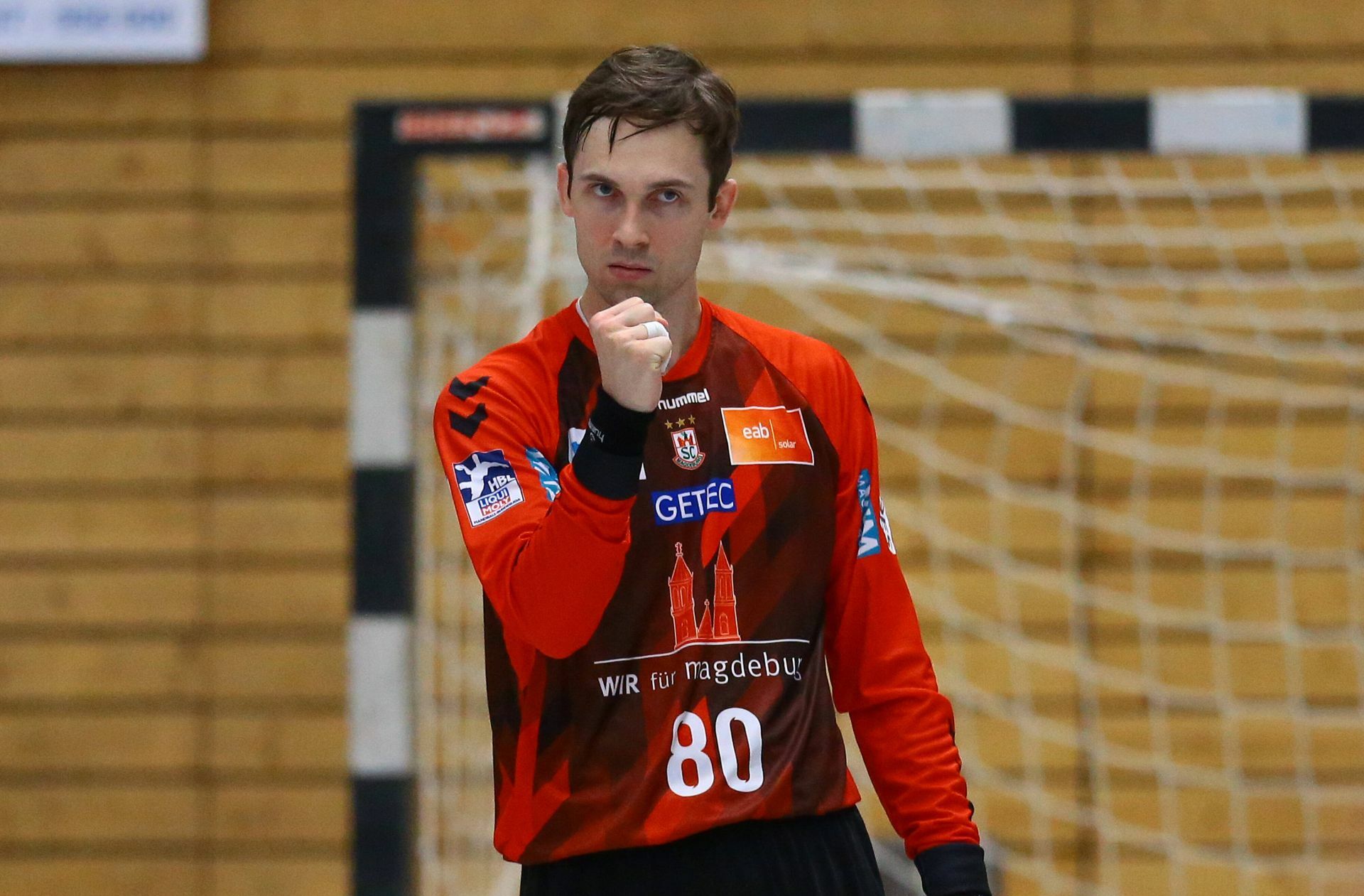Nikola Portner: Wer die deutsche Meisterschaft verteidigen möchte, braucht zwei Klasse-Torhüter. Deshalb sicherte sich der SC Magdeburg nach dem Abgang von Jannick Green zu  Paris Saint-Germain auch die Dienste von Nikola Portner von Chambery Savoie HB. Der 28-jährige Kapitän der Schweizer Nationalmannschaft kommt mit der Auszeichnung zum besten Keeper der französischen Liga in der vergangenen Saison (Paradenquote 34 Prozent) und bildet nun ein Gespann mit dem Ex-Balinger Dänen Mike Jensen. Schon 2018 hatte der Sohn des früheren Weltklasse-Handballers Zlatko Portner mit Montpellier HB die Champions League gewonnen –  als erster Schweizer überhaupt. Sein Traum ist es, dieses Kunststück mit dem SCM zu wiederholen. Anlaufzeit dürfte er im Team  von Trainer Bennet Wiegert wenig benötigen: Der Mann beherrscht sieben Sprachen.