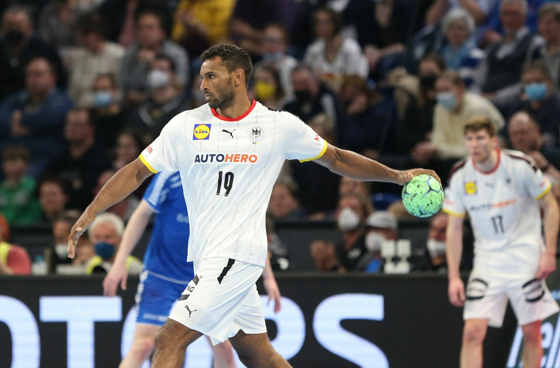 Djibril M’Bengue: Der gebürtige Schorndorfer (2014 bis 2018 beim TVB Stuttgart) ist zurück in der besten Liga der Welt. Beim Bergischen HC löste er David Schmid ab, der zu Frisch Auf Göppingen wechselte. Djibril M’Bengue hat sich beim von Magnus Andersson trainierten portugiesischen Champions-League-Club  FC Porto prächtig entwickelt. Für den Linkshänder war es ein Umweg ins Glück: Vor allem Dank seiner ausgeprägten Physis gelang dem abwehrstarken Rückraumspieler auch der Sprung in die Nationalmannschaft. Der Schwabe mit senegalischen Wurzeln avancierte zu einem der neuen Gesichter im deutschen Handball – was der Sportart mit sehr wenig Spielern mit Migrationshintergrund auch gesellschaftlich ganz gut tut.