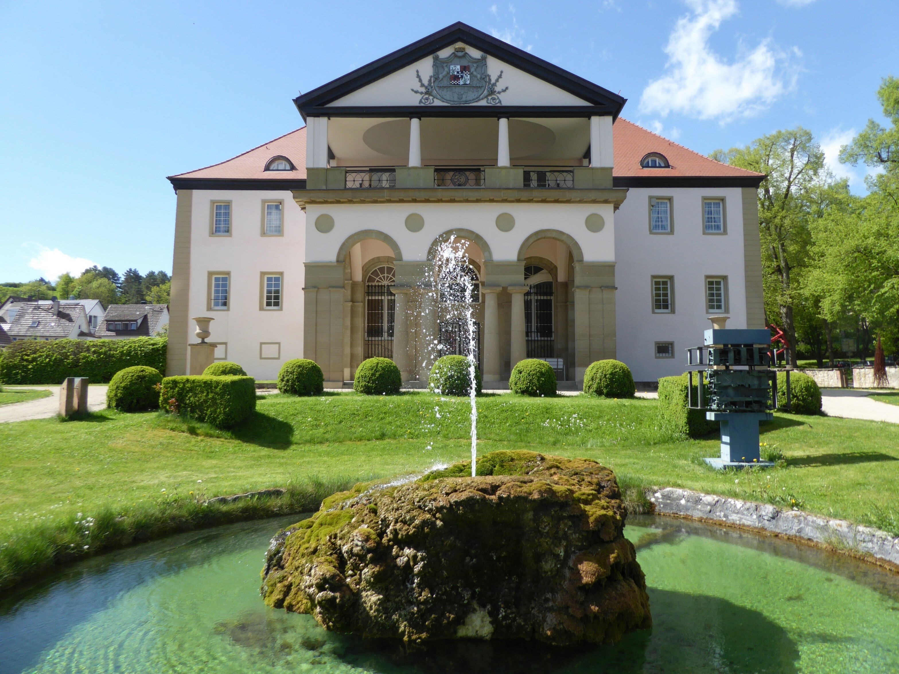 Seit 1978 der Stammsitz der 1969 in Eningen gegründeten Galerie Schlichtenmaier: das Malteserschloss in Dätzingen. Bild: P. Bausch
