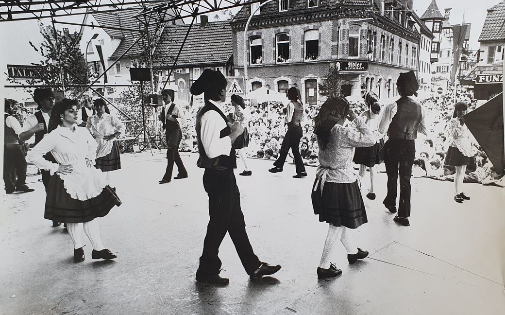 Das Bild von 1989 zeigt die Bühne auf dem heutigen Wettbachplatz. Damals fuhren die Autos an normalen Tagen noch an der Funzel vorbei, für Fußgänger gab es den Zebrastreifen. Doch beim Straßenfest tickten die Uhren anders.    Bild: Stampe/A