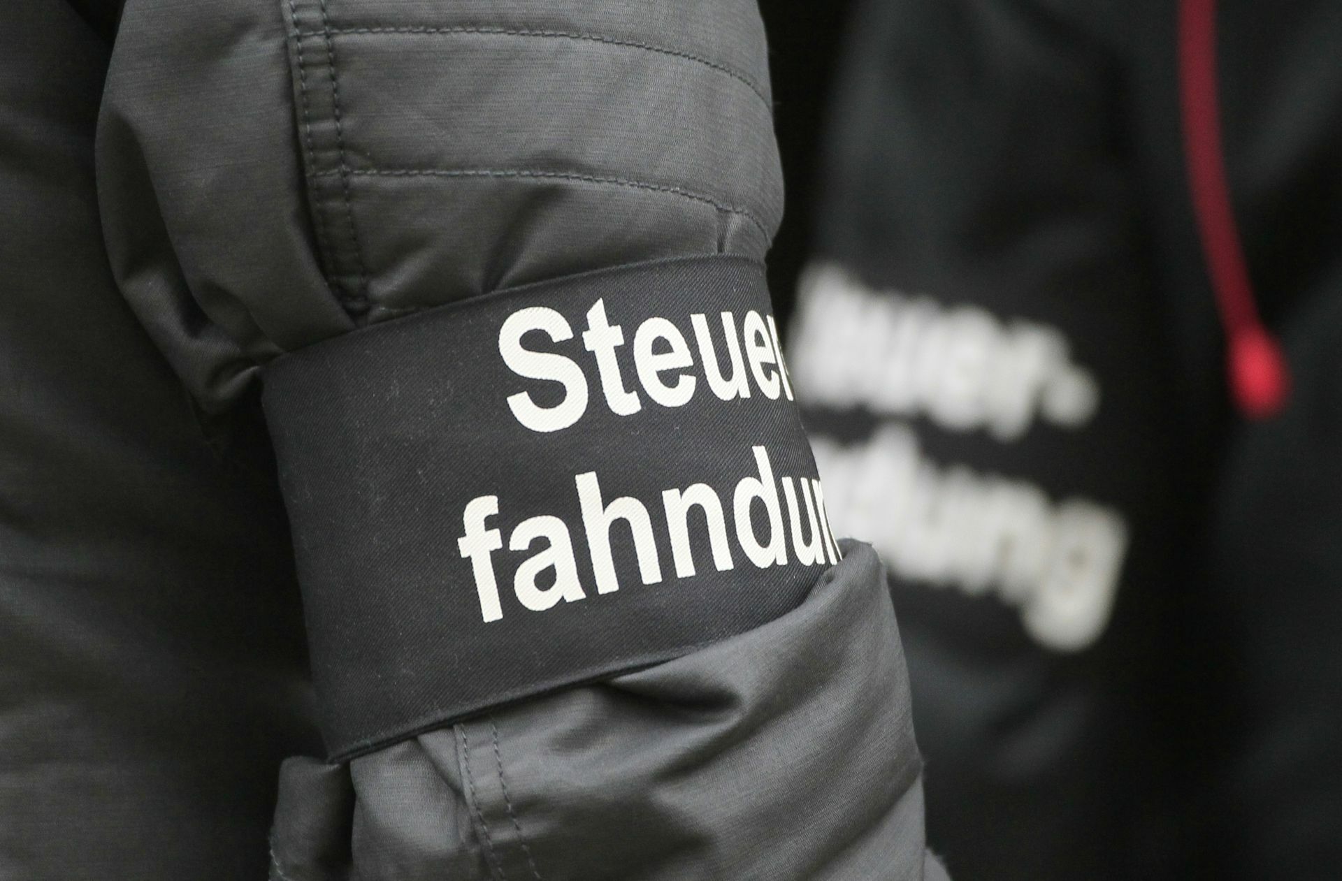 Pro Steuerfahnder kommend mehrere Hunderttausend Euro in die Staatskasse.