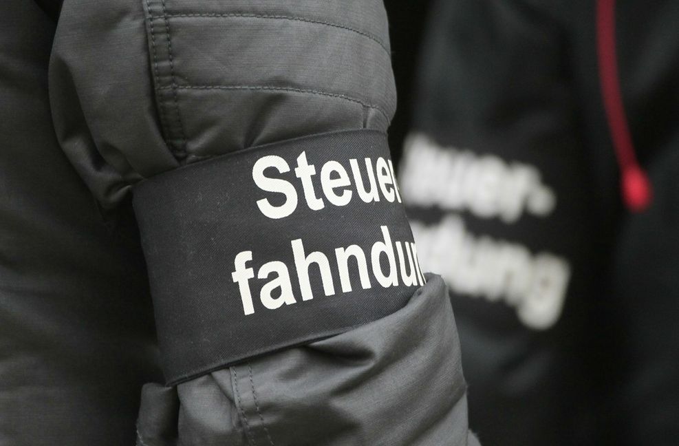 Pro Steuerfahnder kommend mehrere Hunderttausend Euro in die Staatskasse.