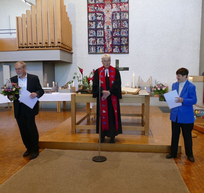 Pfarrerin Margret Remppis dankte den beiden langjährigen Organisten, Wolfram Decker (links) und Elisabeth Hülsmann (rechts).     Bild: Lück