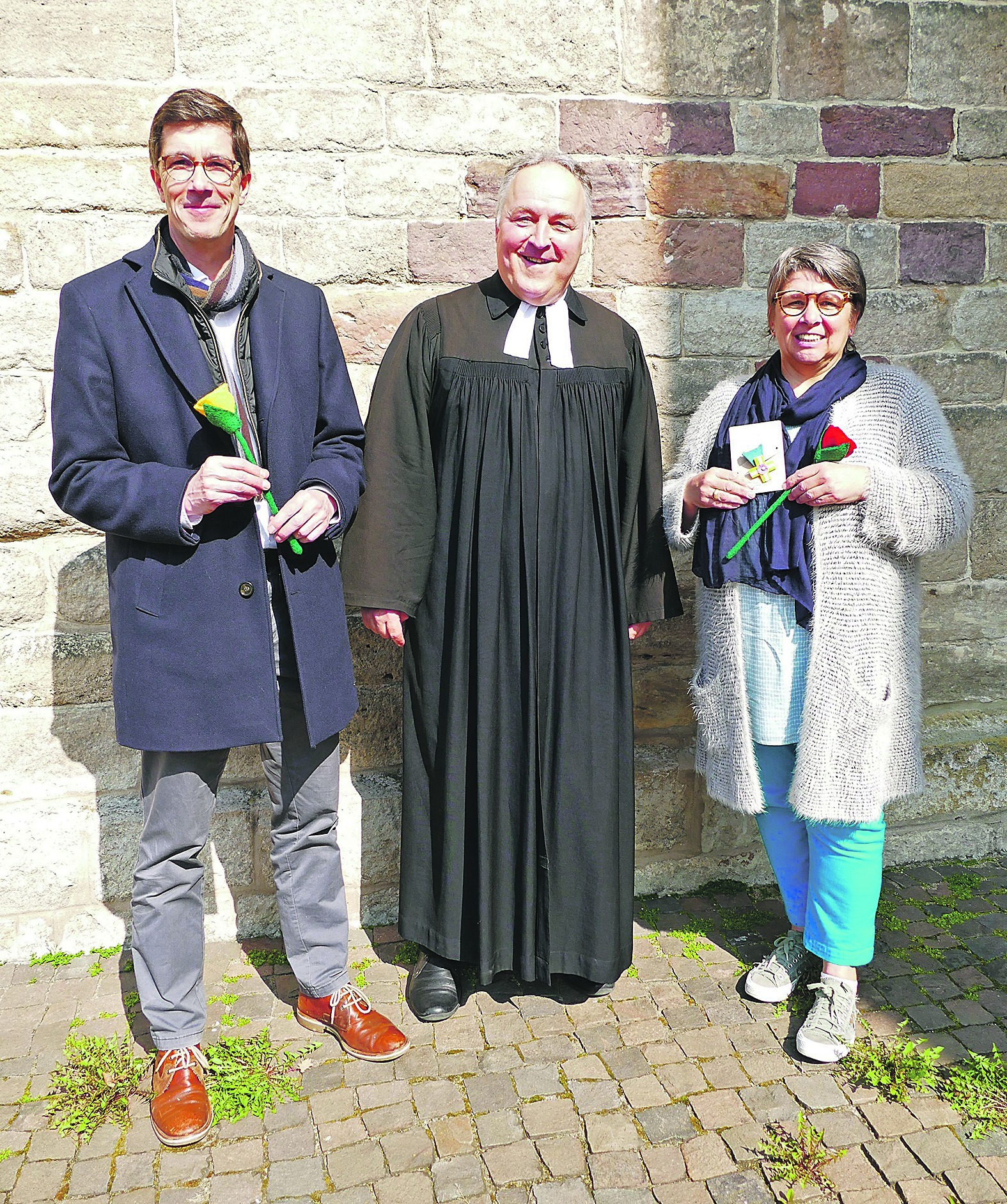 Wechsel an der Sindelfinger Martinskirche: der neue (und frühere) Kirchengemeinderat Immo Bachmann, Pfarrer Jens Junginger und die verabschiedete Gaby Gettler. Bild: Lück
