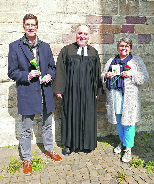 Wechsel an der Sindelfinger Martinskirche: der neue (und frühere) Kirchengemeinderat Immo Bachmann, Pfarrer Jens Junginger und die verabschiedete Gaby Gettler. Bild: Lück