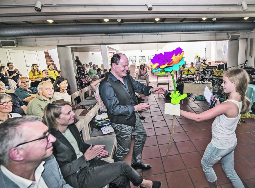 Der scheidende Rektor der Aidlinger Sonnenbergschule, Dieter Ruf, freut sich über eine große Blume, die ihm eine Schülerin überreicht. Links Bürgermeister Ekkehard Fauth und daneben Schulrätin Christiane Haas.  Bild: Richter