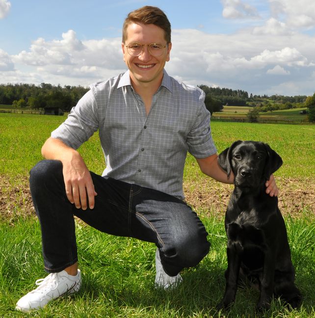 Grafenaus Bürgermeisterkandidat Robert Weinberger mit seiner Hündin Freya.                             Bild: z