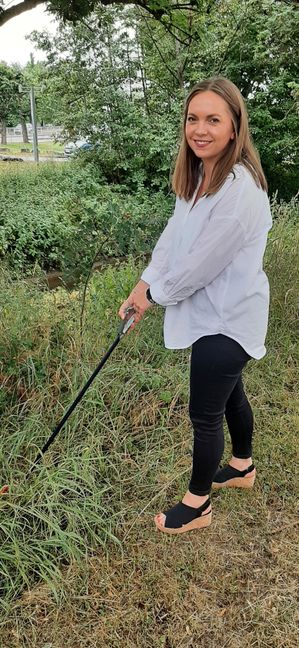 Nina Ben Salem sammelt Unrat am Goldbach ein – alle Kollegen machen mit. Bild: Elbers