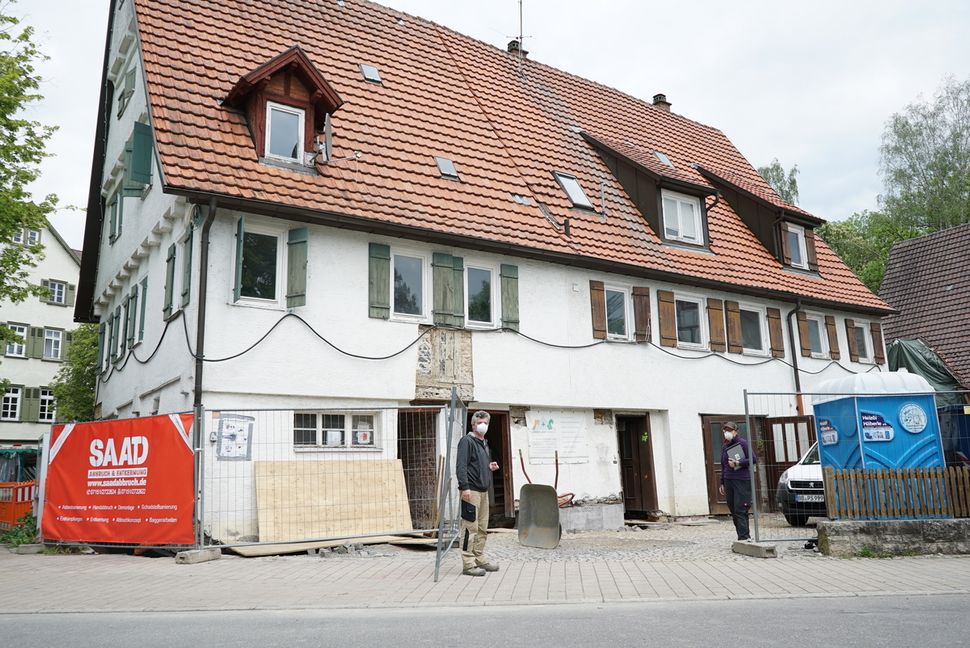 Für Fodilus-Geschaftsführer Sascha Schmidt und Archäologin Doris Schuller heißt es seit den ersten Skelettfunden Dauereinsatz am Widdumhof. Bild: Heiden/A