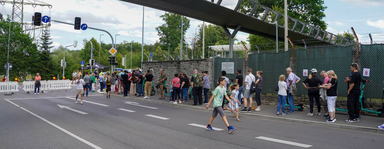 Schon eine halbe Stunde vor dem Start bilden sich Schlangen am Haupteingang zur Panzerkaserne.      Bild: Dettenmeyer