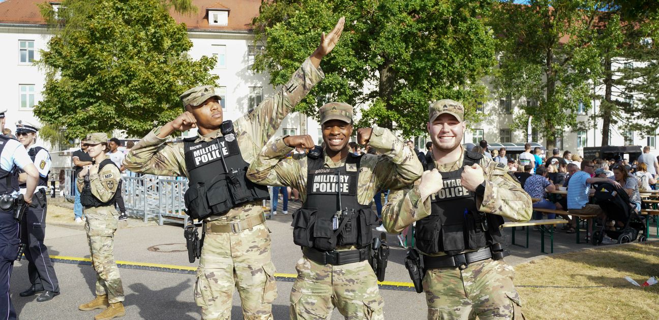 Gute Laune auch bei der amerikanischen Militärpolizei.       Bild: Dettenmeyer