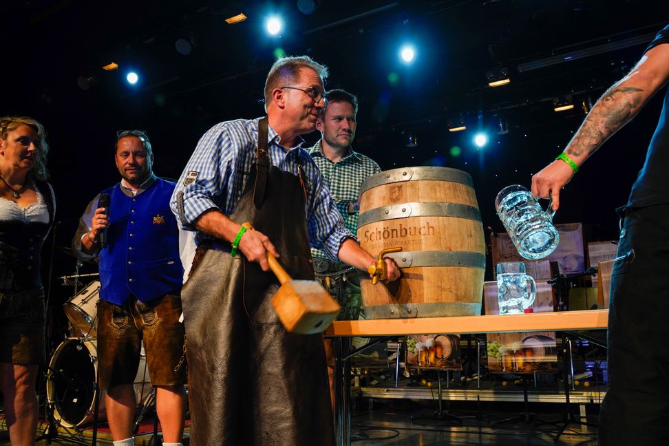 Ortsvorsteher Wolfgang Stierle beim Fassanstich. Bild: Dettenmeyer