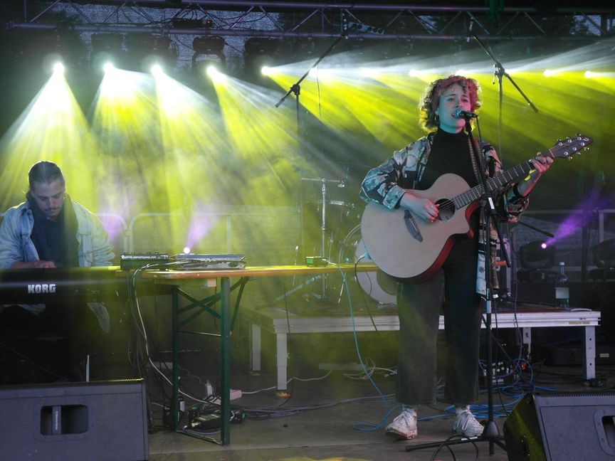 : Zusammen mit Lennart Eckle am Keyboard bildet die Sängerin und Gitarristin Sophia Kirner das Stuttgarter Duo "Makulatur", das beim Dit-is-schade-Festival mit deutschsprachigem Indie-Pop das Publikum begeistert hat. Bild: Staber