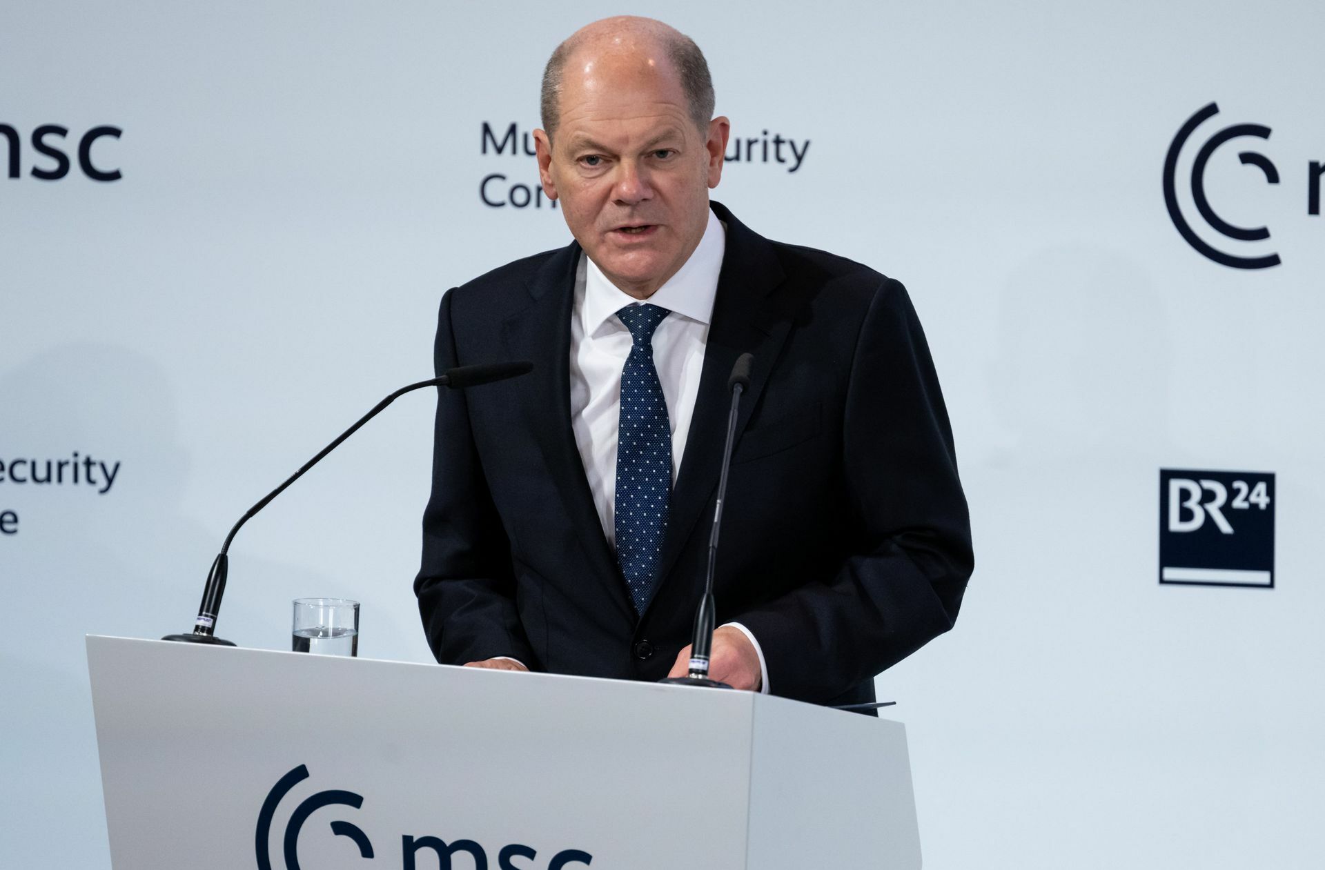 Bundeskanzler Olaf Scholz hat mit den 100 Milliarden Sondervermögen für die Bundeswehr schon den ersten Schritt gemacht.