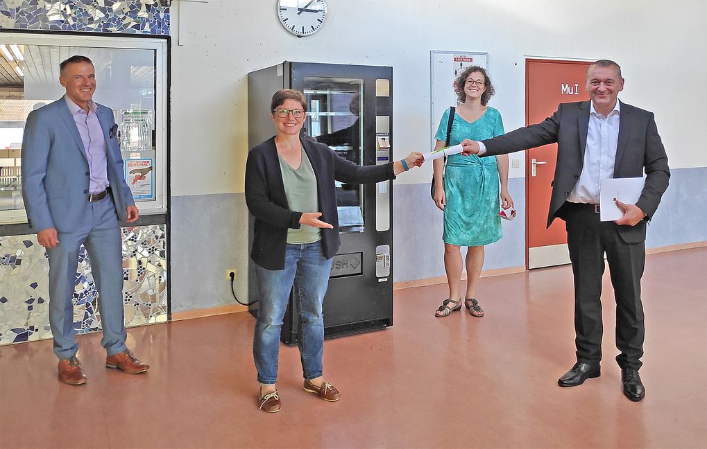 Bei der Übergabe des Snack-Automaten am Johannes-Kepler-Gymnasium in Weil der Stadt (von links): Rektor Dr. Rolf Bayer, Judith Baiker, Dr. Sonja Nolte und Bürgermeister Thilo Schreiber.                     Bild: z