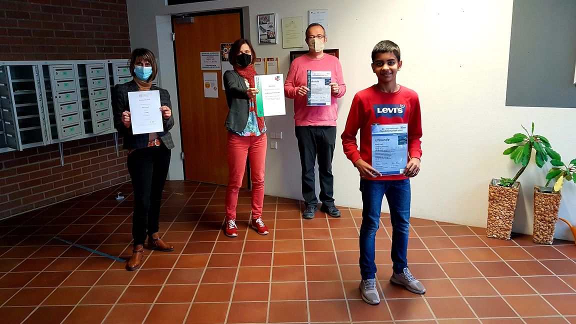 Schulleiterin Martina Fuchs, Mathelehrerin Eva Jeschke und Physiklehrer Markus Vetter gratulieren Ritvij Singh zu seinen Erfolgen bei drei Mathe- und Physikwettbewerben (von links). Bild: z