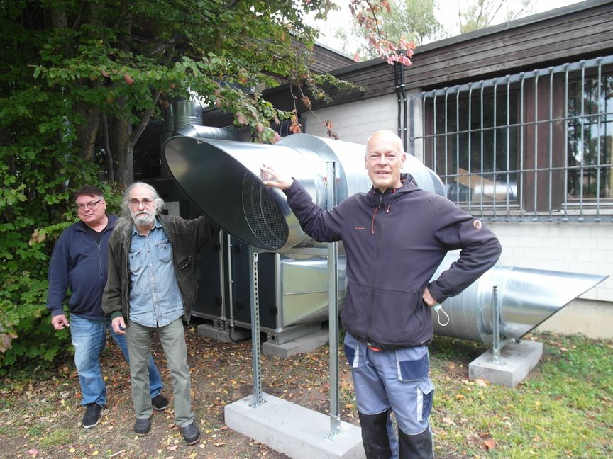 Hilmar Kallweit (zweiter Vorsitzender), Albrecht Barth (langjähriger Vorsitzender) und der Vorsitzende  Ingo Liedtke (von links) zeigen die Lüftungsrohre der raumlufttechnischen Anlage, die künftig für gute Luft im Sindelfinger Kulturpavillon sorgen wird. Bild: Staber