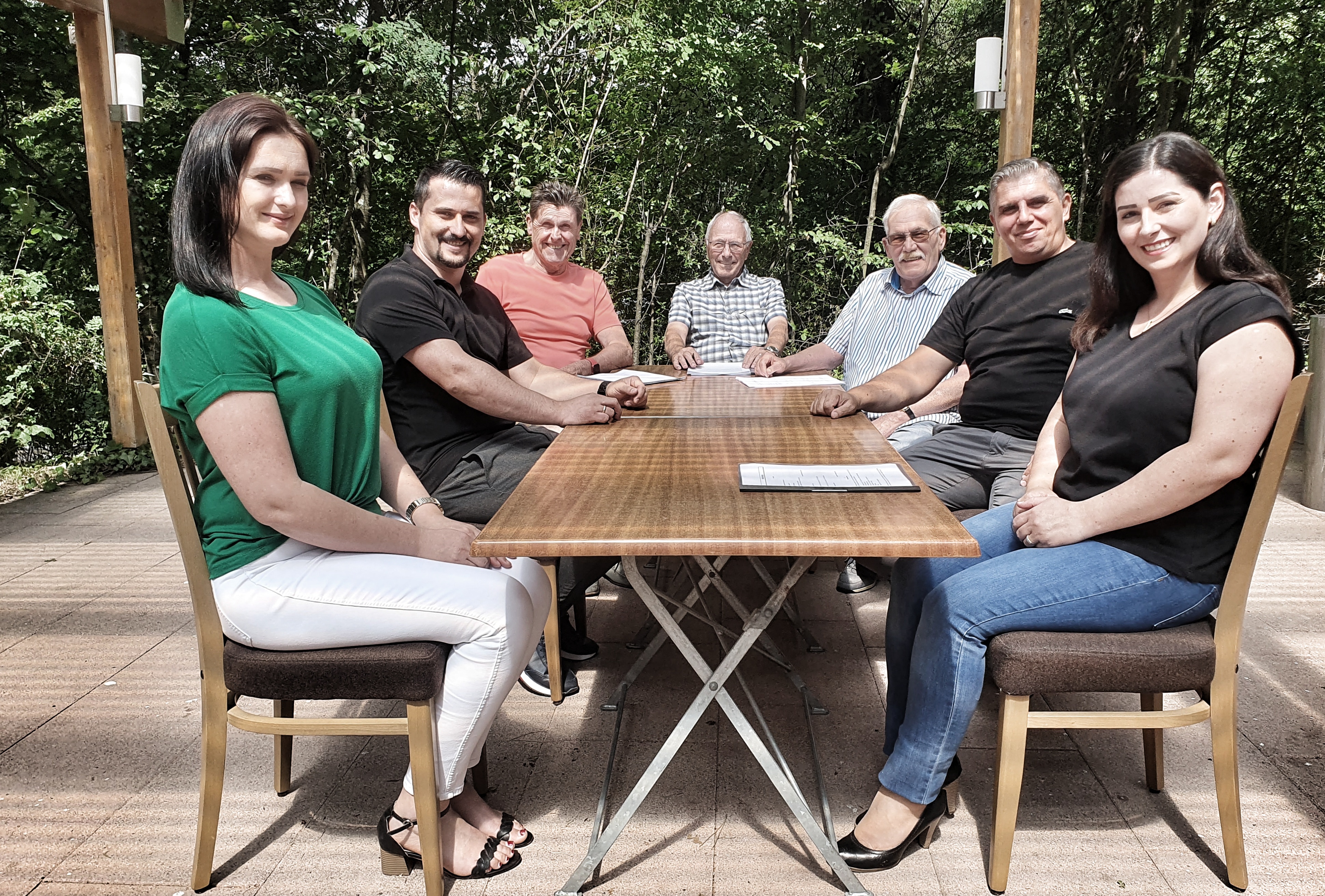Kurz vor der Unterschrift unter den Pachtvertrag auf der Terrasse des Schwarzwaldvereinsheims: Das Wirtepaar Deniza und Kushtrim Haxhiu, die Schwarzwaldverein-Vorstände Gerhard Jäger, Rolf Boger und Klaus Schlereth, sowie das zweite Wirtepaar Besnik und Fitore Gashi (von links). Bild: Wegner