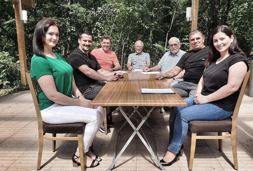 Kurz vor der Unterschrift unter den Pachtvertrag auf der Terrasse des Schwarzwaldvereinsheims: Das Wirtepaar Deniza und Kushtrim Haxhiu, die Schwarzwaldverein-Vorstände Gerhard Jäger, Rolf Boger und Klaus Schlereth, sowie das zweite Wirtepaar Besnik und Fitore Gashi (von links). Bild: Wegner