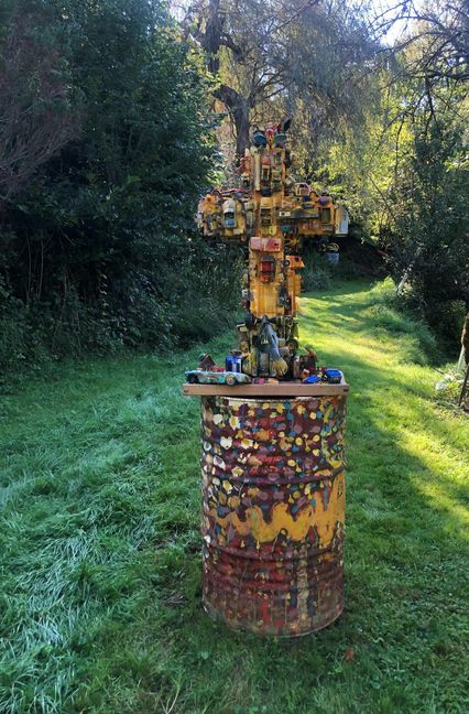 Das Kreuz aus Spielzeugautos hatte das letzte Unwetter in alle Winde verstreut. Jetzt steht es wieder in Gminders Skulpturengarten . . .
