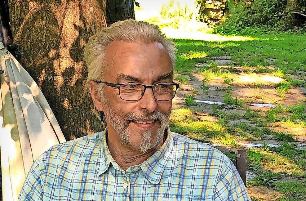 Der Künstler Kurt Gminder in seinem Garten
