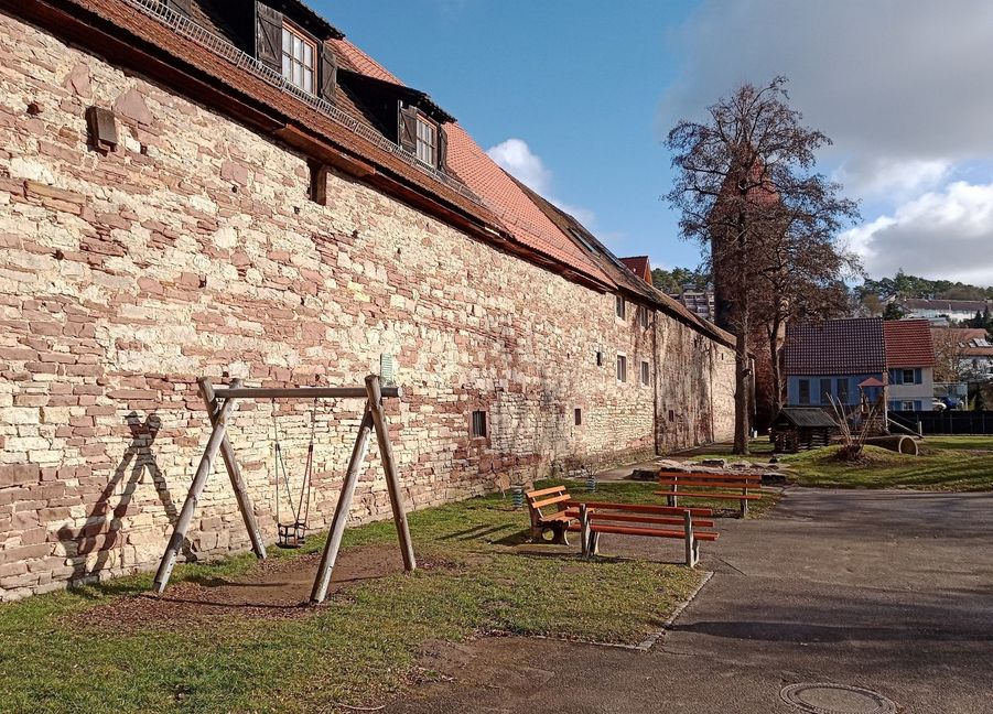 Bis 2025 werden die Stadtmauerbereiche vom Spittl bis zum Seilerturm, vom Seilerturm bis zum Rabenturm und vom Rabenturm bis zum Linde-Areal saniert.    Bild: z