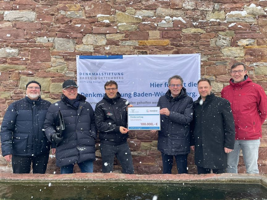 Mit Mitteln aus der GlücksSpirale fördert die Denkmalstiftung die Sanierung der Stadtmauer (von links): Erster Beigeordneter Jürgen Katz, Wolfgang Riehle, Bürgermeister Christian Walter, Georg Wacker, Marc Frank, Robert Budde.   Bild: z