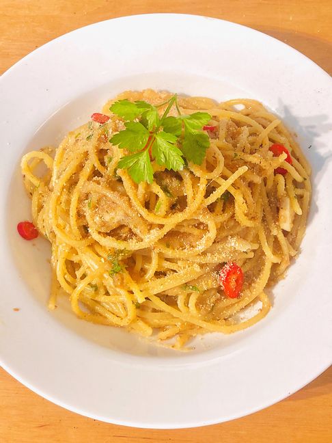 Schnell zubereitet, wenn nach der Party der Hunger kommt und der Kühlschrank kaum noch etwas hergibt: Pasta mit Sardellen und Bröseln.  Bild: Jung