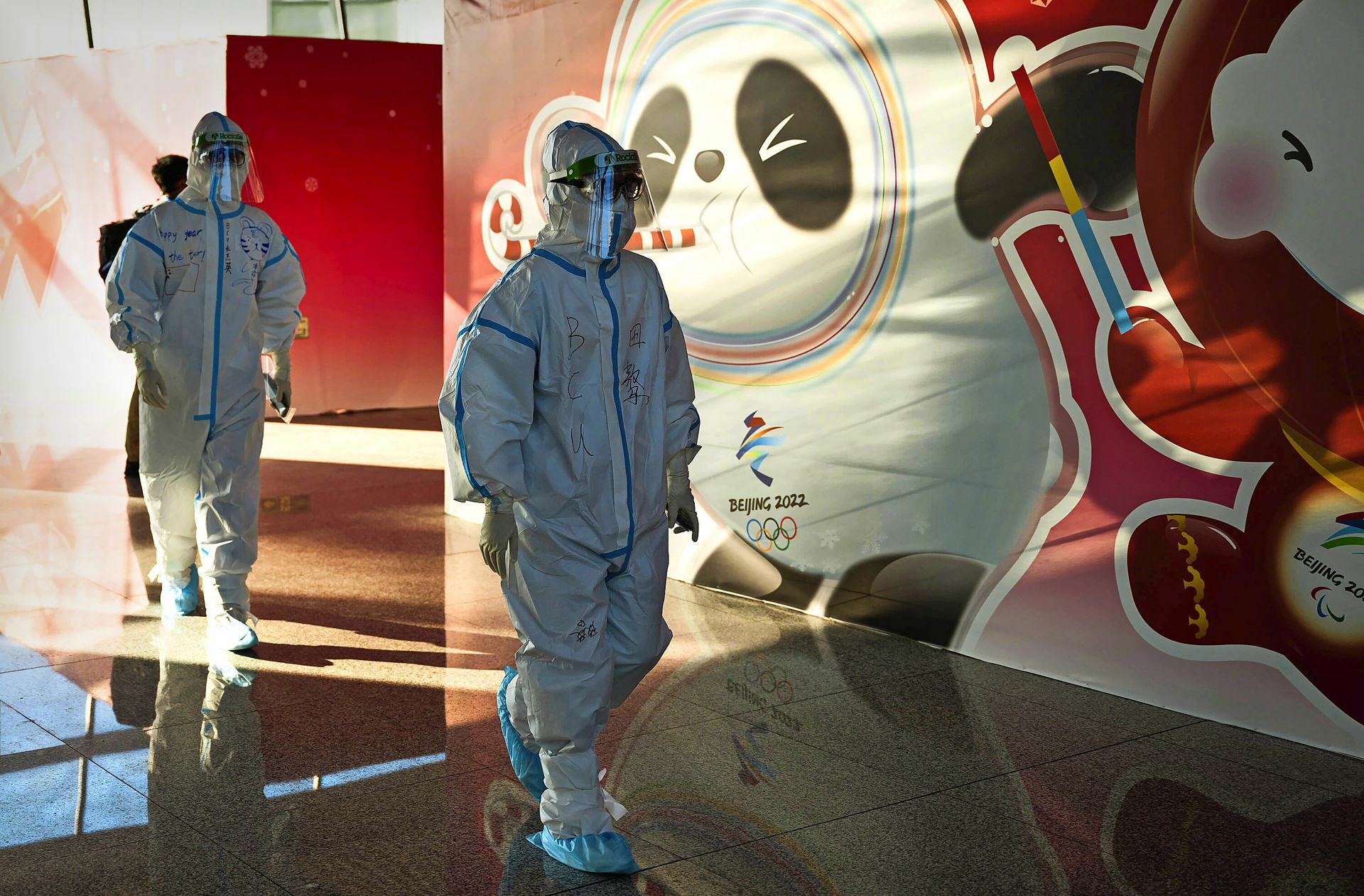 Überall auf dem Gelände sind Mitarbeiter in Ganzkörper-Schutzkleidung gehüllt, wie auch hier auf dem Flughafen in Peking.
