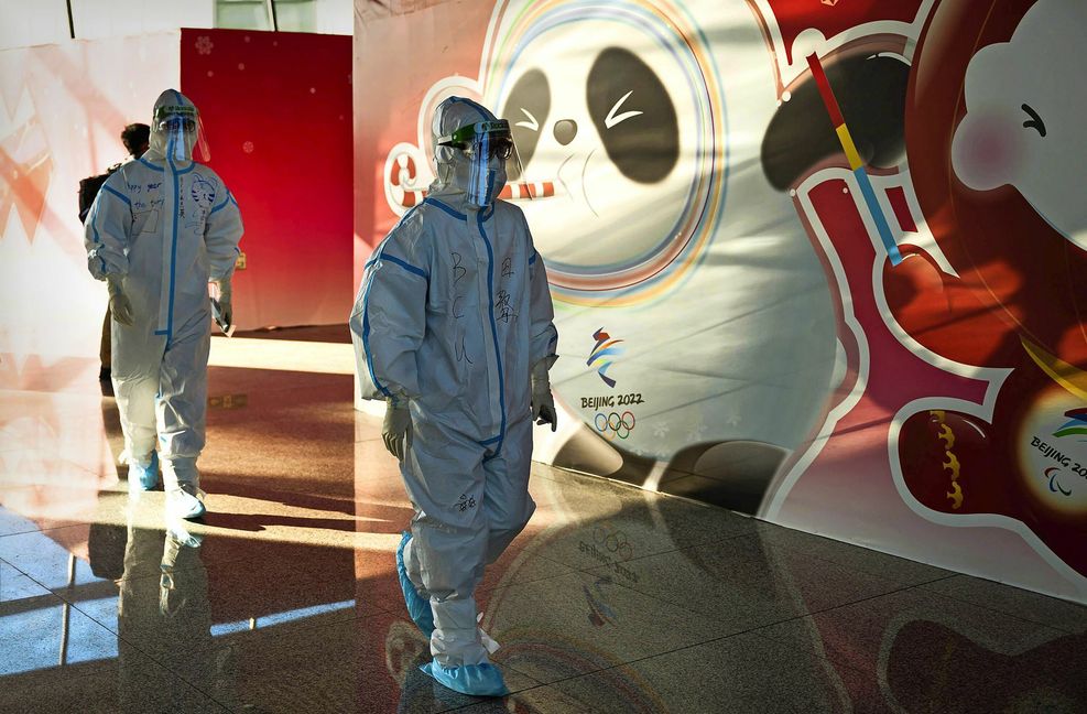 Überall auf dem Gelände sind Mitarbeiter in Ganzkörper-Schutzkleidung gehüllt, wie auch hier auf dem Flughafen in Peking.