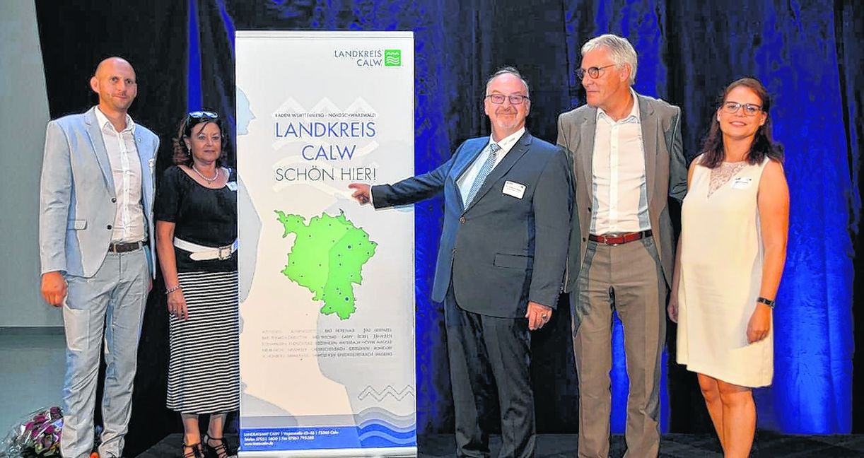 Die Macher des diesjährigen Calwer Unternehmertreffs (von links): Andreas Knörle (Dezernent des Landratsamts Calw für Innere Organisation, ÖPNV und Wirtschaftsförderung), Heidrun und Dr. Ulrich Knapp (Kissling Elektronik GmbH), Landrat Helmut Riegger und Sophie Schumann (Wirtschaftsförderin des Landkreises Calw). Bild: Reichert