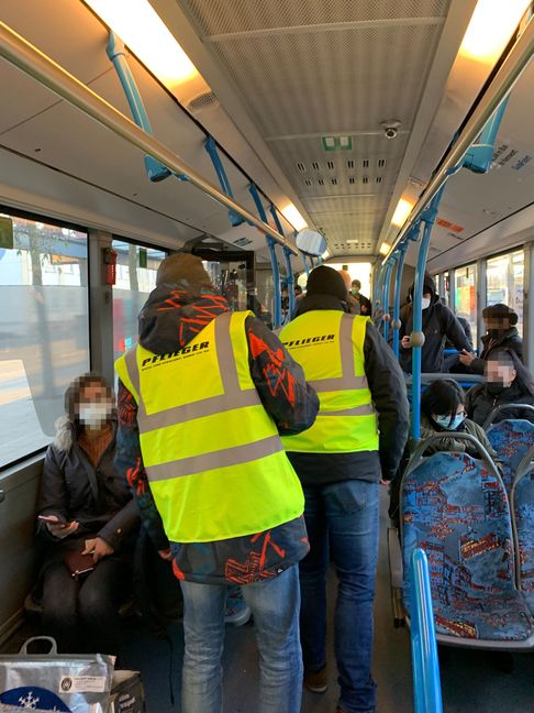 Die Schwerpunktkontrollen werden von vierköpfigen Teams durchgeführt. Passagiere reagieren verständnisvoll und dankbar auf die Kontrolleure.       Bild: VVS/z