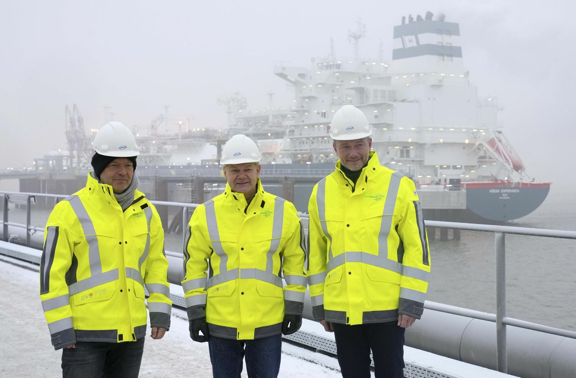 Habeck, Scholz und Lindner bei der Eröffnung eines LNG-Terminals: Flüssiggas soll Deutschlands Energieversorgung sichern.
